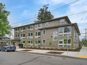 Cardy on Woodstock in Portland, OR - Foto de edificio - Building Photo