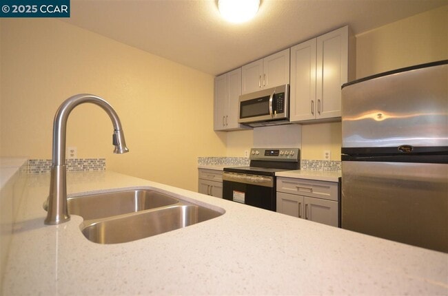 1391 Monument Blvd in Concord, CA - Building Photo - Building Photo