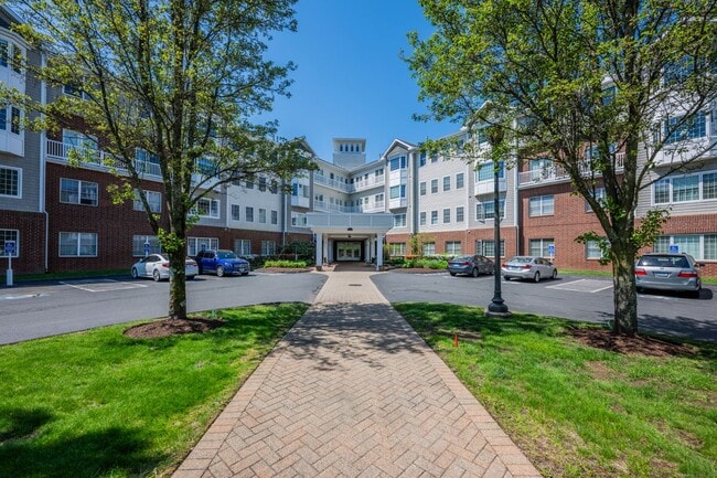 1 King Philip Dr in West Hartford, CT - Building Photo - Building Photo