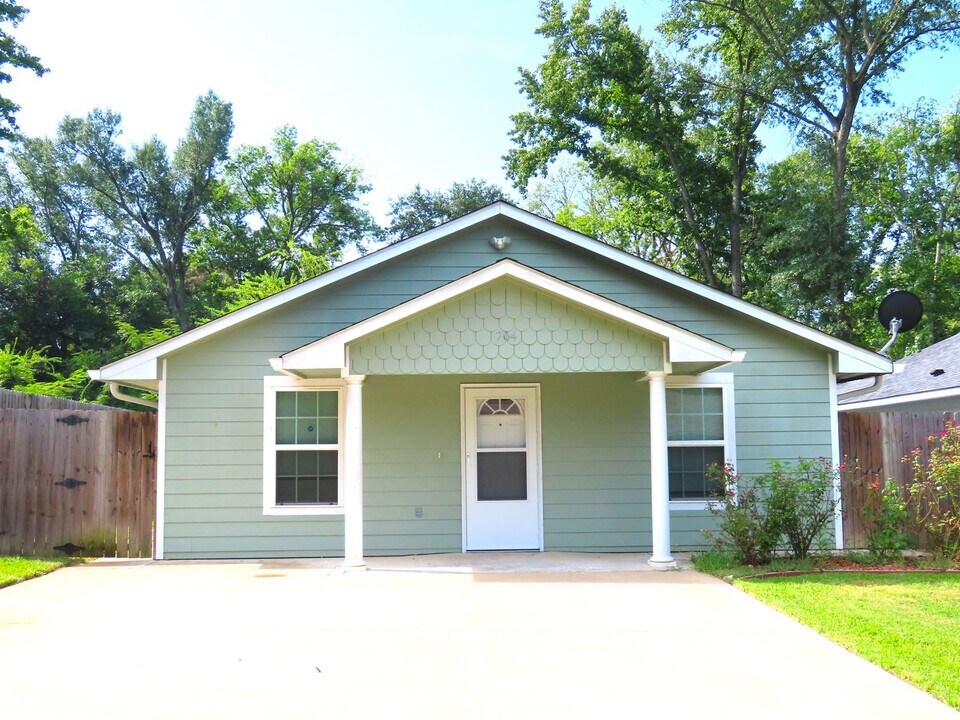 704 W 25th St in Tyler, TX - Building Photo