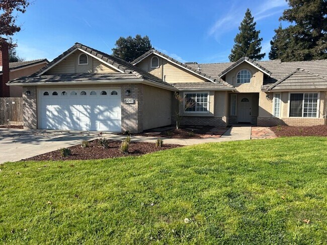 6010 W Cambridge Ave in Visalia, CA - Building Photo - Building Photo