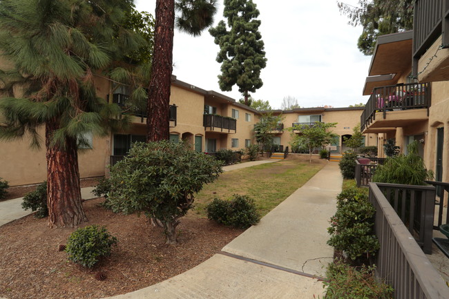 South Bay Towers Apartments in Chula Vista, CA - Foto de edificio - Building Photo