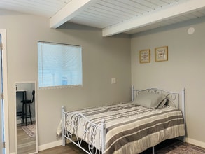 1002 Mt Vernon Dr in Modesto, CA - Foto de edificio - Building Photo