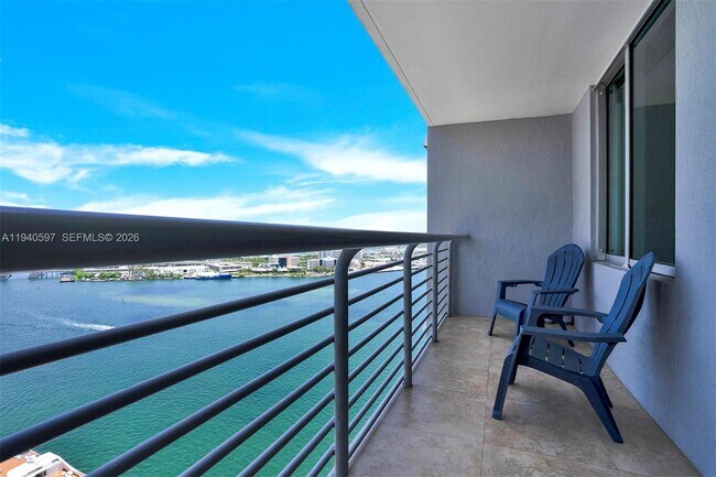 335 S Biscayne Blvd in Miami, FL - Building Photo - Building Photo