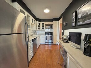 4545 Wornall Rd in Kansas City, MO - Building Photo - Building Photo