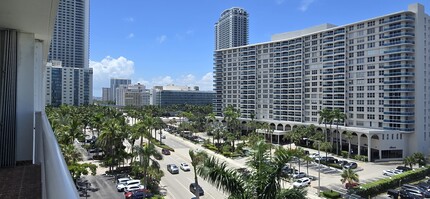 3725 S Ocean Dr, Unit 727 in Hollywood, FL - Foto de edificio - Building Photo