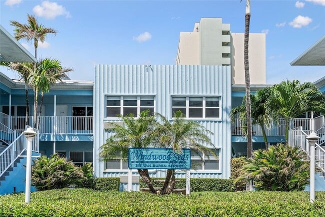 315 Van Buren St, Unit 205B in Hollywood, FL - Foto de edificio - Building Photo