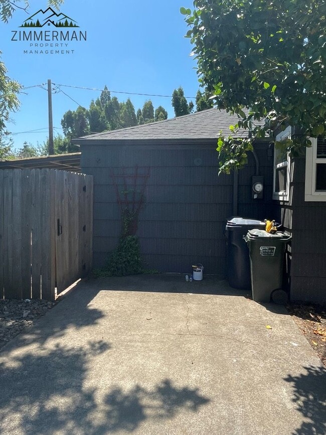 611 Centennial Blvd in Springfield, OR - Building Photo - Building Photo