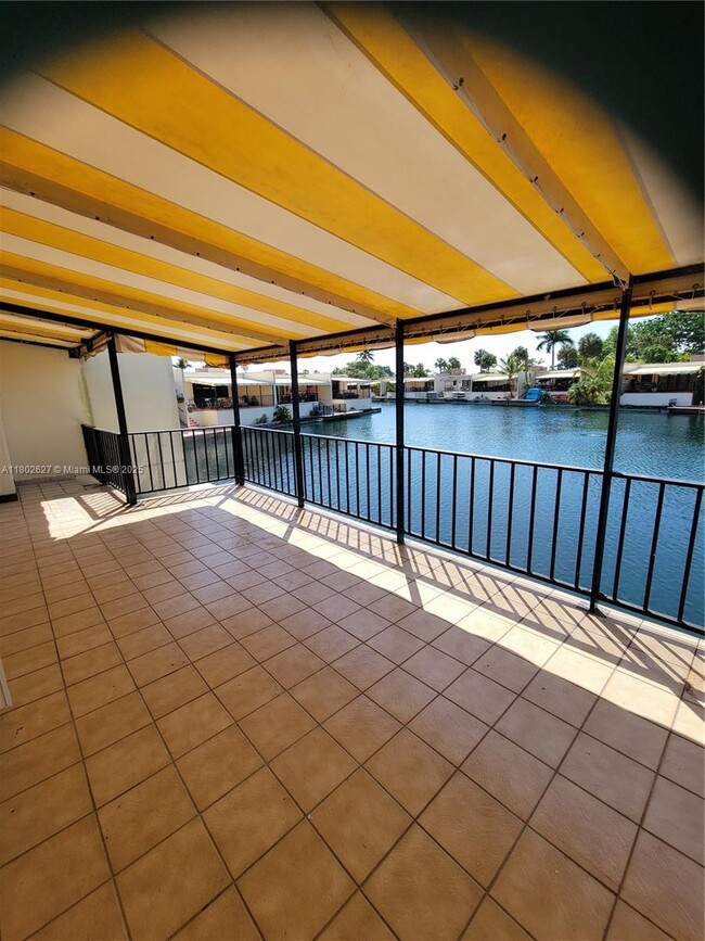 15504 Sharpecroft Dr in Miami Lakes, FL - Building Photo - Building Photo