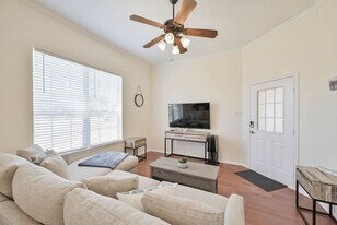 811 Mallard Pointe Dr in Cedar Hill, TX - Building Photo