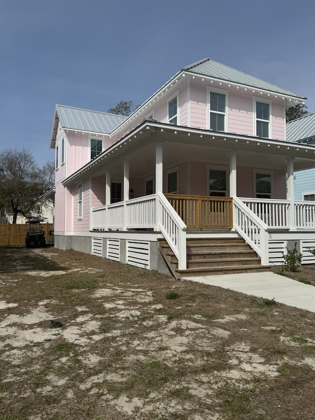 725 N Atlantic Ave in Southport, NC - Foto de edificio - Building Photo