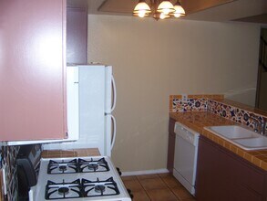 147 W Acacia Ave, Unit 129 in Glendale, CA - Foto de edificio - Building Photo