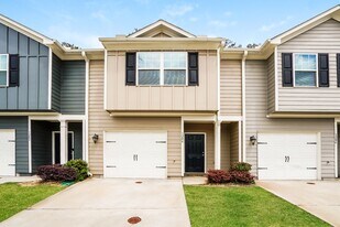 1010 Highwood Ln in East Point, GA - Building Photo