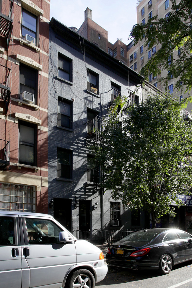 213 W 16th St in New York, NY - Foto de edificio - Building Photo