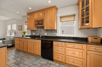 37 Everett St, Unit Gorgeous 2 Bedroom in Waltham, MA - Building Photo - Building Photo