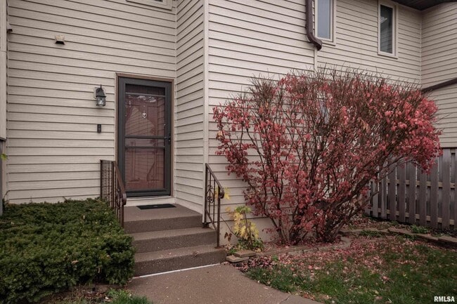 3598 Cedarwood Ct in Bettendorf, IA - Building Photo - Building Photo