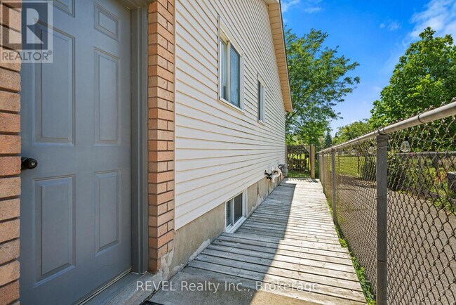 101 Wellandvale Dr in Welland, ON - Building Photo - Building Photo