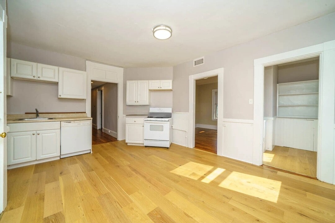 1586 Cambridge St, Unit 5 in Cambridge, MA - Building Photo