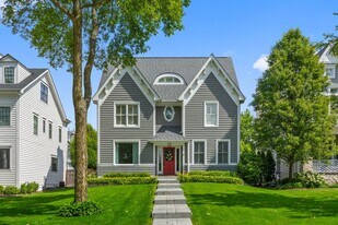 735 W 8th St in Hinsdale, IL - Building Photo