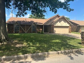 7742 S 72nd E Pl in Tulsa, OK - Foto de edificio - Building Photo