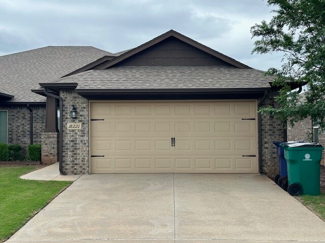 18221 Manera Wy in Edmond, OK - Building Photo