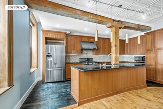 325 W 16th St in New York, NY - Building Photo - Building Photo