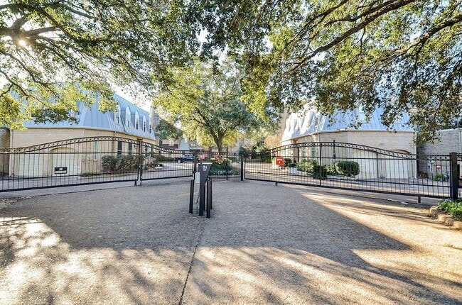 4 Bayou Pointe Dr in Houston, TX - Foto de edificio - Building Photo