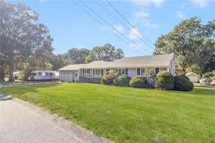 27 Westwood Dr in Portsmouth, RI - Building Photo