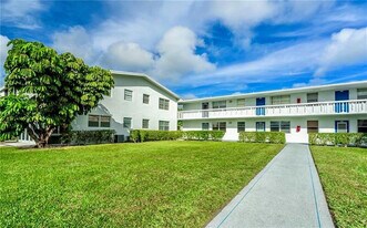 137 Farnham F in Deerfield Beach, FL - Building Photo