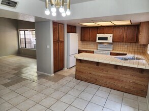 609 E Mesquite Cir, Unit C117 in Tempe, AZ - Building Photo - Building Photo