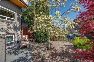 622 NE Banner Pl, Unit Lower in Seattle, WA - Building Photo