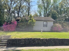 1633 Jackson Bluff Rd in Tallahassee, FL - Building Photo