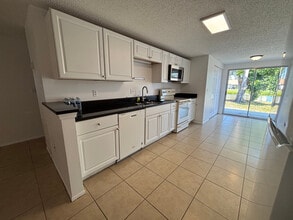 4209 79th St W in Bradenton, FL - Foto de edificio - Building Photo