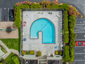 Condos On The Green in Renton, WA - Foto de edificio - Building Photo