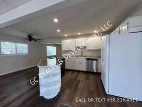 1085 Basswood St in Hoffman Estates, IL - Building Photo - Building Photo