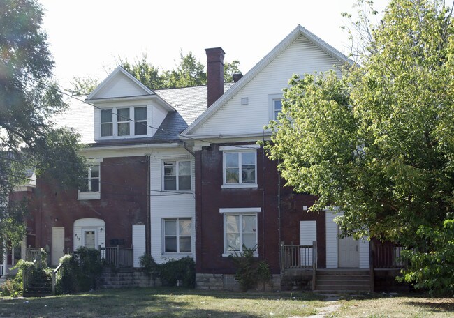 819-821 Elberon Ave in Cincinnati, OH - Building Photo - Building Photo