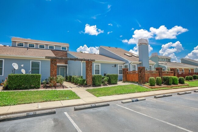 1444 Lake Geneve Dr in Virginia Beach, VA - Building Photo - Building Photo