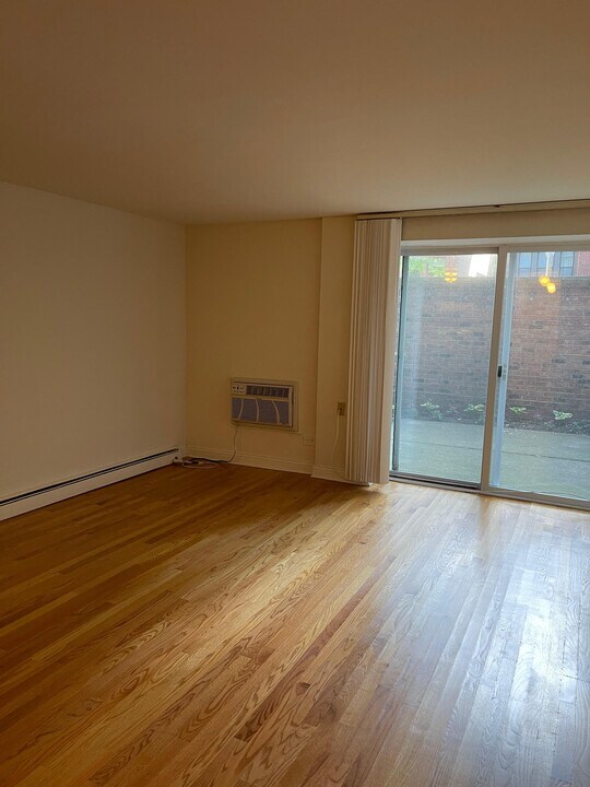 3700 N Pine Grove Ave, Unit STUDIO WITH PATIO in Chicago, IL - Building Photo