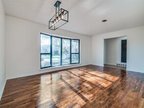 308 S Grove Rd in Richardson, TX - Foto de edificio - Building Photo