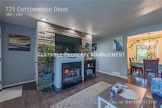 725 Cottonwood Dr in Monroeville, PA - Building Photo - Building Photo