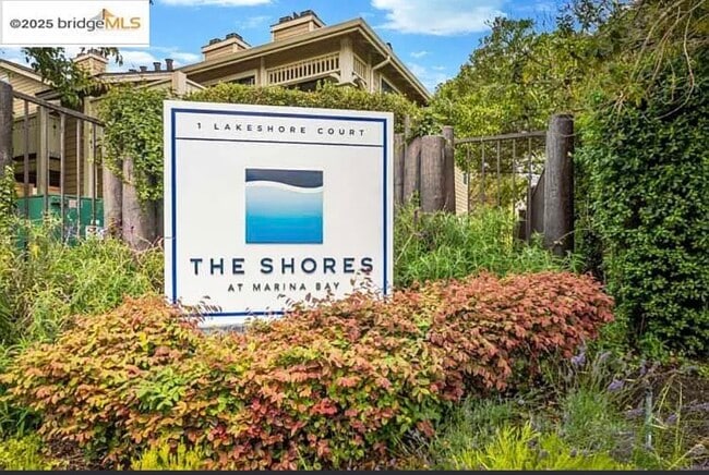 property at 15 Shoreline Ct