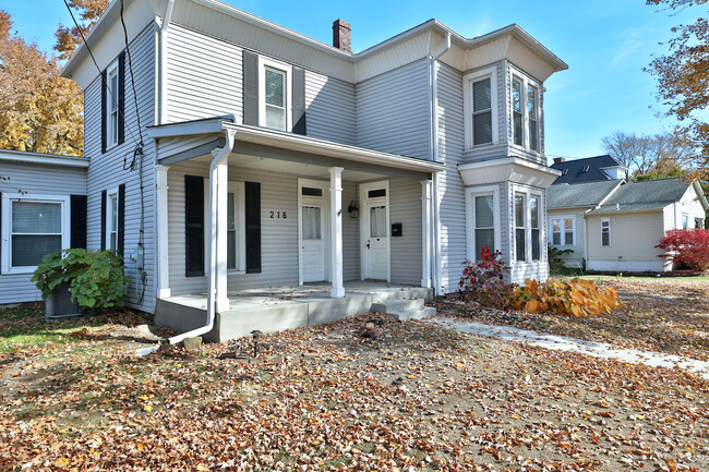 216 N Main St in Johnstown, OH - Foto de edificio - Building Photo