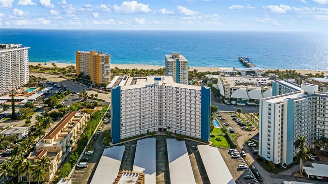 301 N Ocean Blvd in Pompano Beach, FL - Foto de edificio - Building Photo