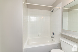 3660 N Lake Shore Dr, Unit 2511 in Chicago, IL - Foto de edificio - Building Photo