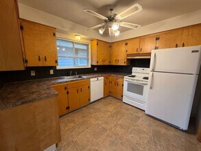 696 SE Miller Ave in Dallas, OR - Building Photo - Building Photo