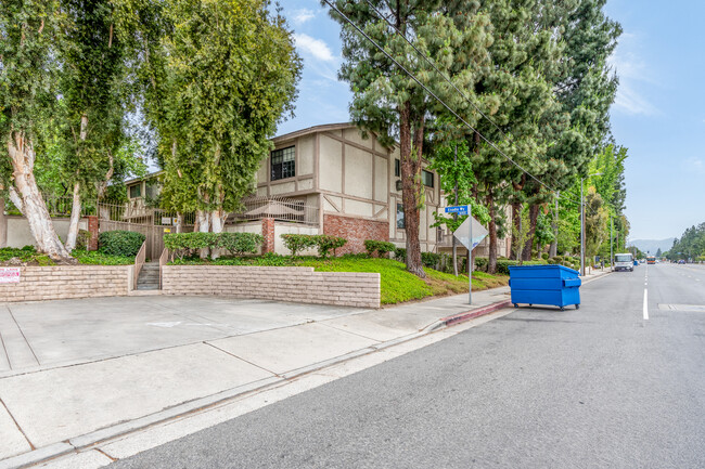 Balboa Townhomes in Van Nuys, CA - Building Photo - Building Photo