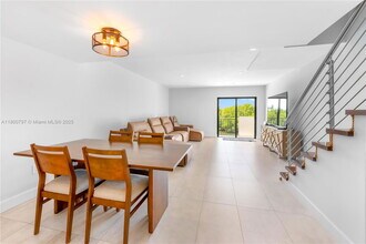 6901 Edgewater Dr in Coral Gables, FL - Foto de edificio - Building Photo