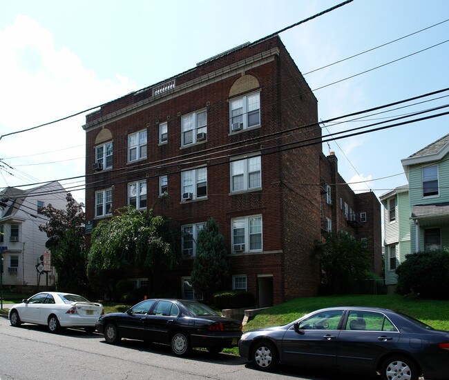 Courtney Commons in Bloomfield, NJ - Foto de edificio - Building Photo