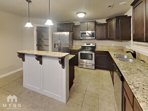 1020 Tarah Knolls Cir in Centerton, AR - Building Photo - Building Photo