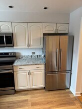 9395 Bay Colony Dr, Unit Apt 2s in Des Plaines, IL - Foto de edificio - Building Photo